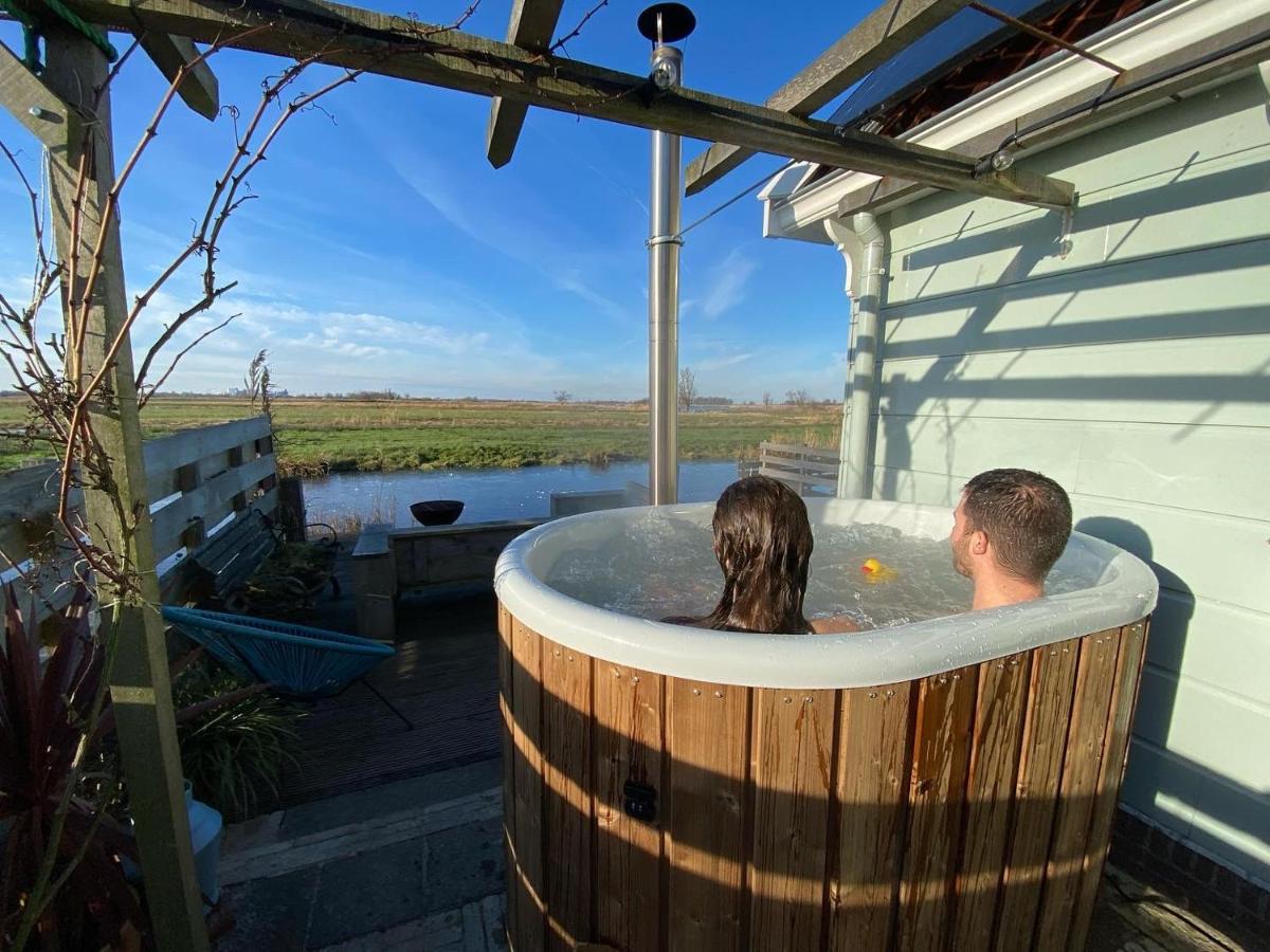 hütte im schnee mit whirlpool
